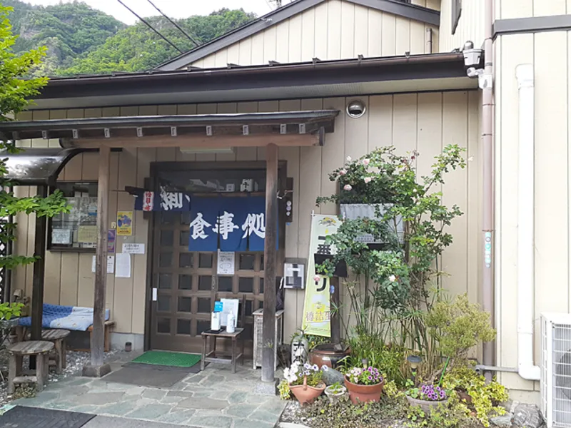 群馬県南牧村の炭を練り込んだラーメン「千歳屋」